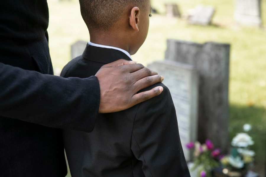 child-visiting-grave-loved-one child-visiting-grave-loved-one